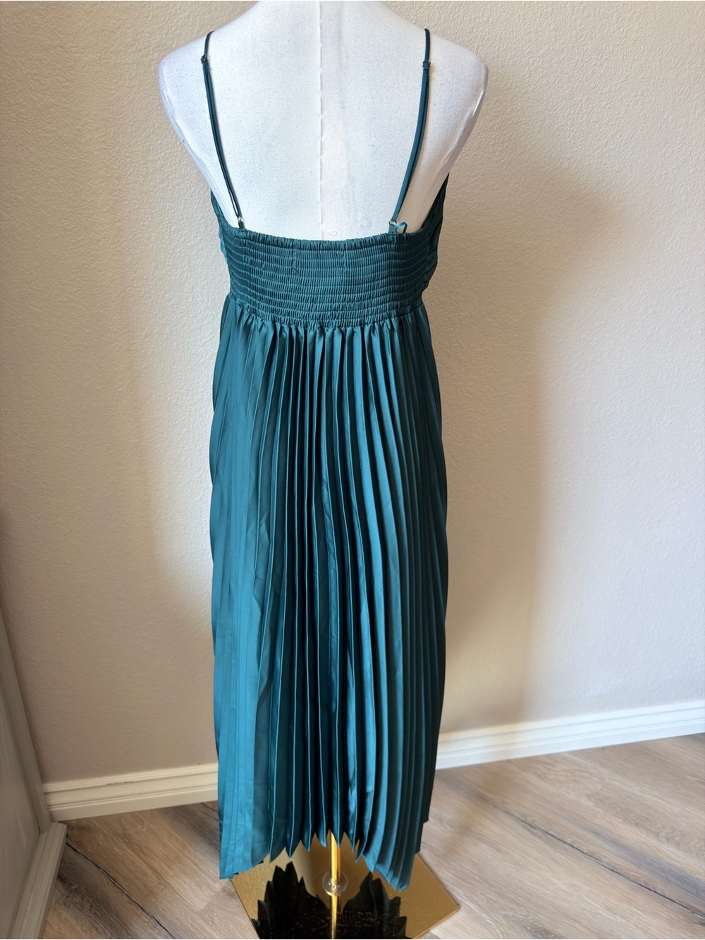 NWT Petal & Pup Vikki Emerald Green Pleated High-Low Slip Dress Size 8 - Picture 8 of 16
